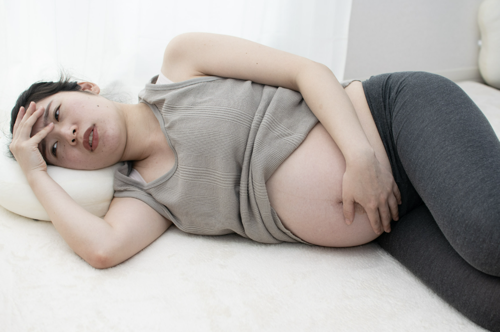 cara bangun tidur ibu hamil, posisi tidur aman bumil, bangun tidur tanpa pusing, tips bangun tidur ibu hamil, Bunda, si Kecil